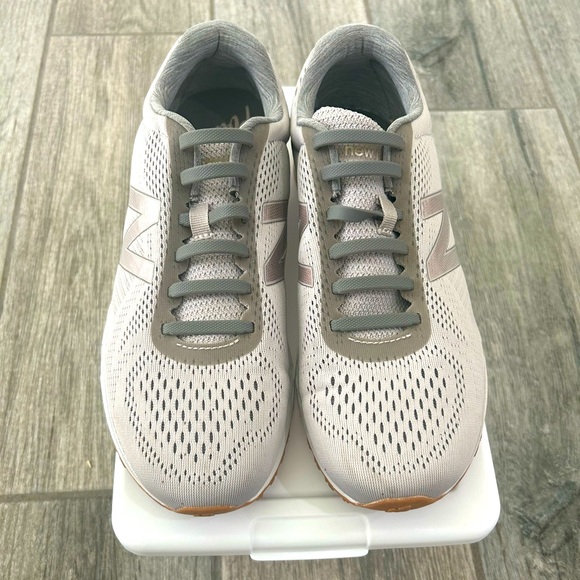 🩶🫶🏽 Almost new! New Balance Fresh Foam Sneakers Size10 Gray 🩶 👟 - Picture 3 of 8